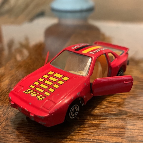 Yatming No. 1089 Red Porsche 944 Turbo 1986 Doors Open Car Metal collectible Toy - Picture 10 of 10